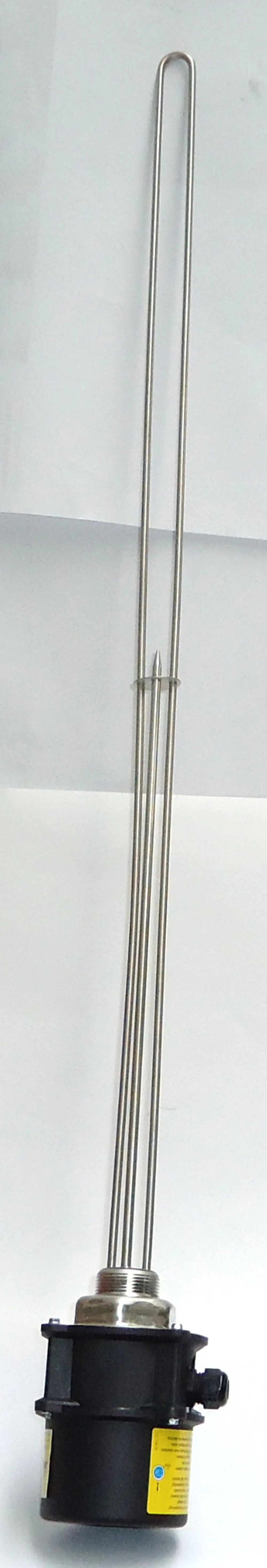 Elektroheizstab von Daikin mit einem langen, geraden Heizelement und einem schwarzen Gehäuse, geeignet für den Einsatz in Heizsystemen.